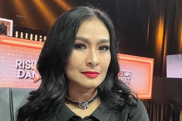 Iis Dahlia Akui Sering Tahu Kabar Perceraian Artis Sebelum Media