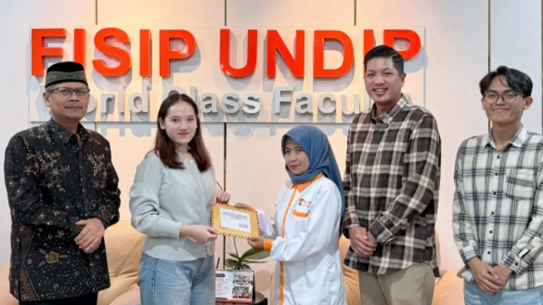 IKA Ilmu Pemerintahan UNDIP Donasi untuk Bhakti Sosial Ramadhan HMPS