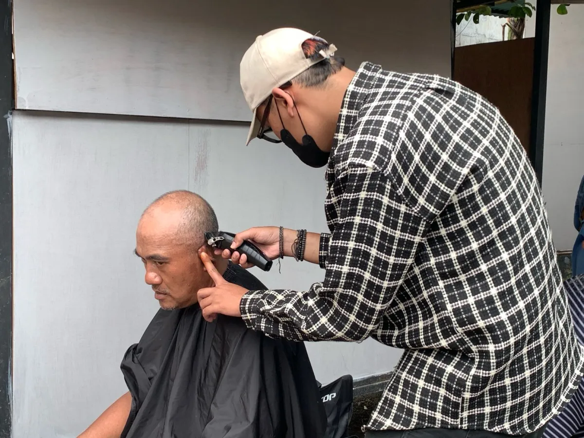 Syndicate Barber Indonesia Gelar Cukur Gratis untuk Lansia di GUSDURian Pare