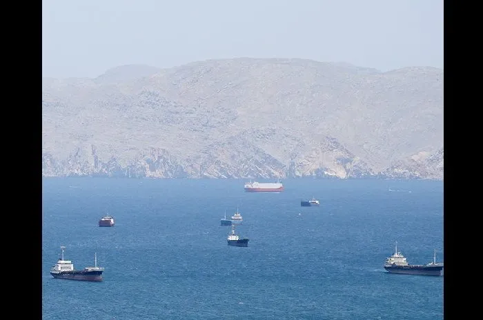 Iran Tawarkan Pembukaan Selat Hormuz dengan Syarat Tunda Isu Nuklir