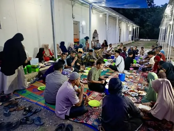 Buka Puasa Bersama: Warga dan Pemerintah Perkuat Kebersamaan di Huntara Sumpur