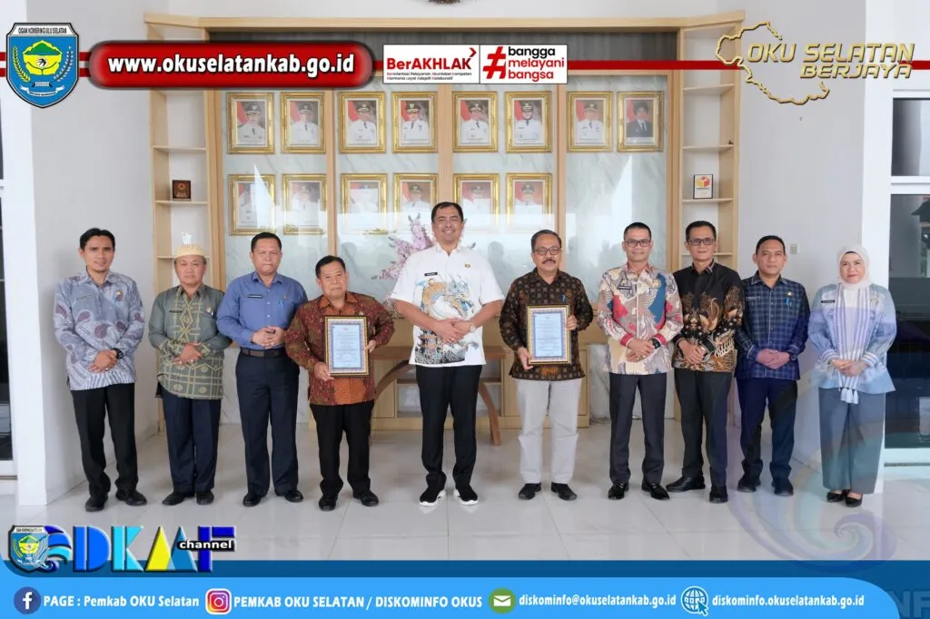 Bupati OKU Selatan Berikan Piagam Penghargaan dan Bantuan untuk PNS Purna Bakti