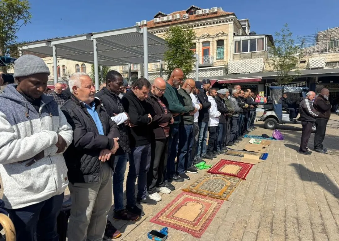 Jamaah Palestina Shalat Jumat di Dekat Gerbang Damaskus Pasca-penutupan Masjid Al-Aqsa