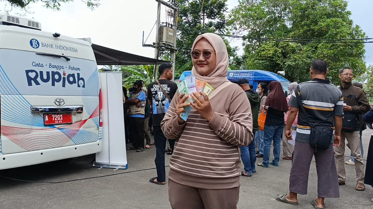 Warga Tangerang Antre Tukar Uang Baru Jelang Lebaran