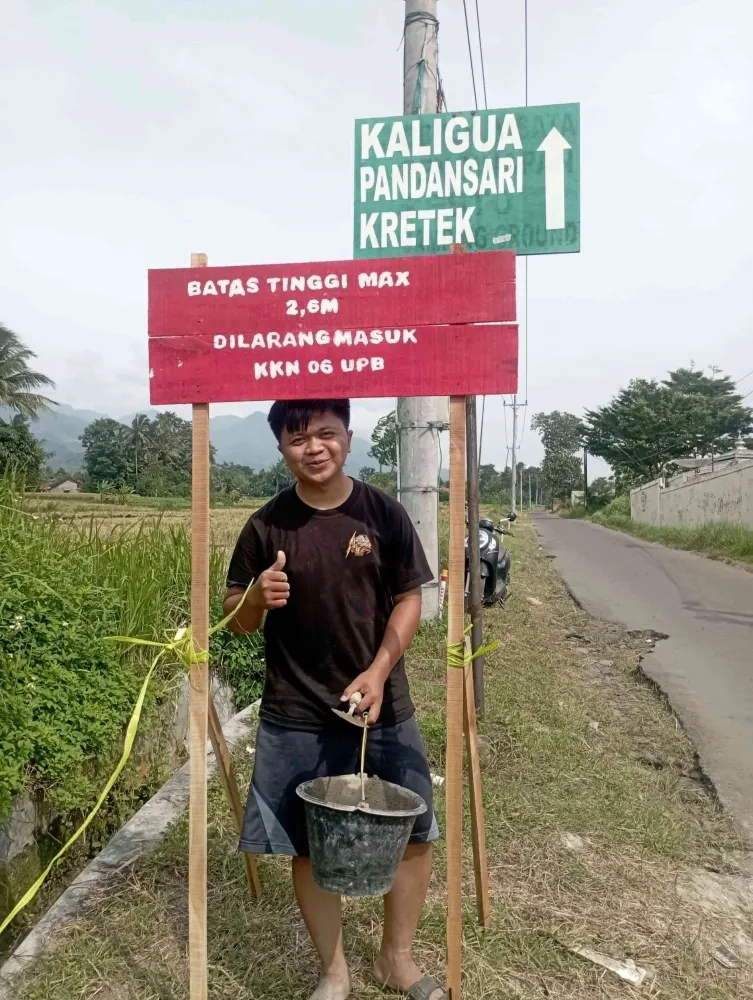 Mahasiswa KKN UPB Pasang Papan Batas Tinggi Kendaraan untuk Keselamatan Transportasi Desa