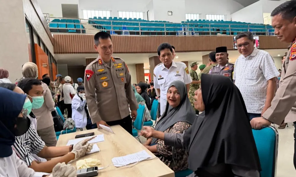 Walikota Ambon Terlibat dalam Bakti Sosial, Ratusan Warga Terima Layanan Kesehatan dan Bansos