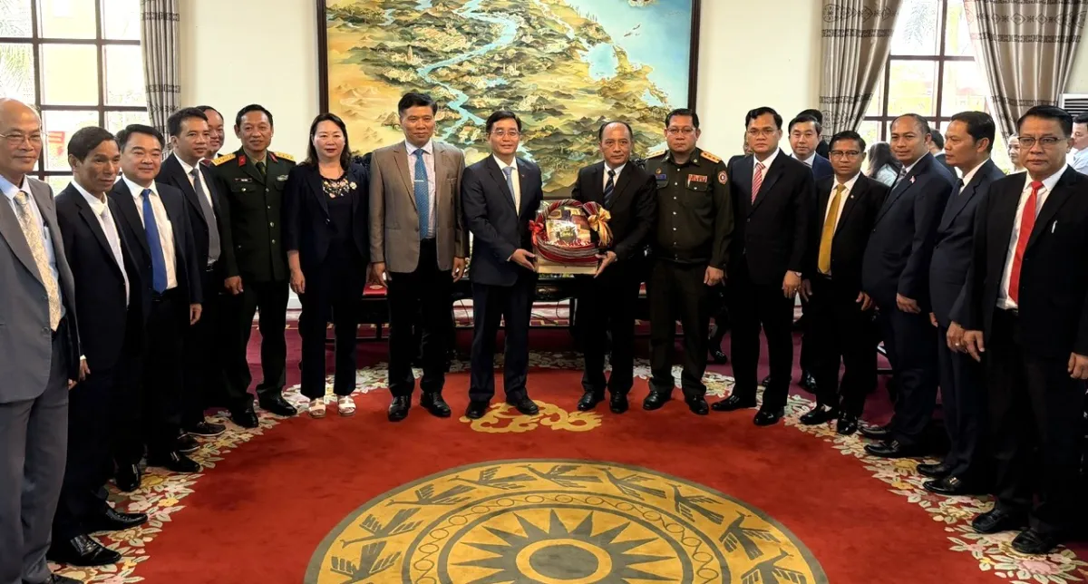 Nguyen Dinh Trung Sambut Delegasi Provinsi Attapu untuk Tingkatkan Kerja Sama