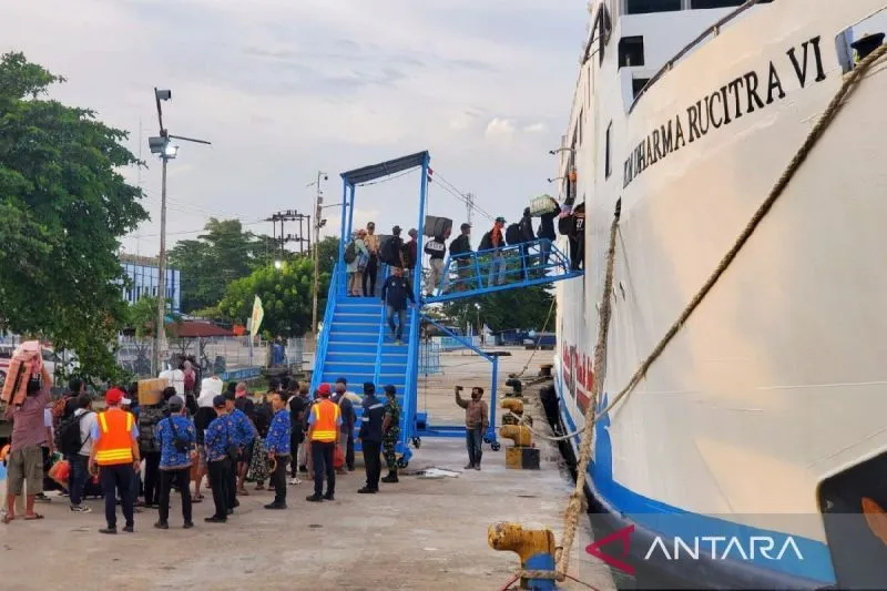 Ratusan Warga Mudik Lebih Awal di Pelabuhan Sampit untuk Hindari Kepadatan