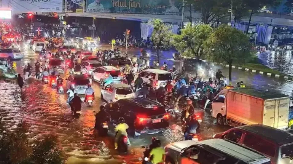 Hujan Deras Mengakibatkan Kota Palembang Tergenang