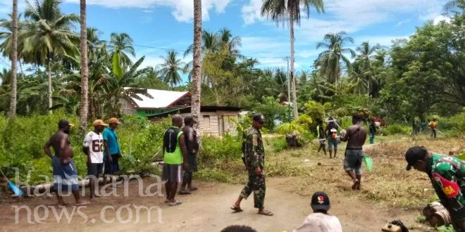 Gotong Royong Bersihkan Jalan, Warga Kampung Sisir Dukung TMMD 127