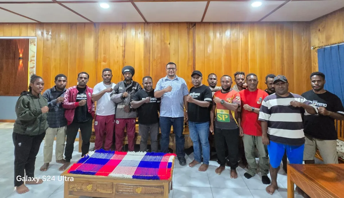 DPR RI Dukung Klub Sepak Bola Pegubin dengan Bantuan Dana