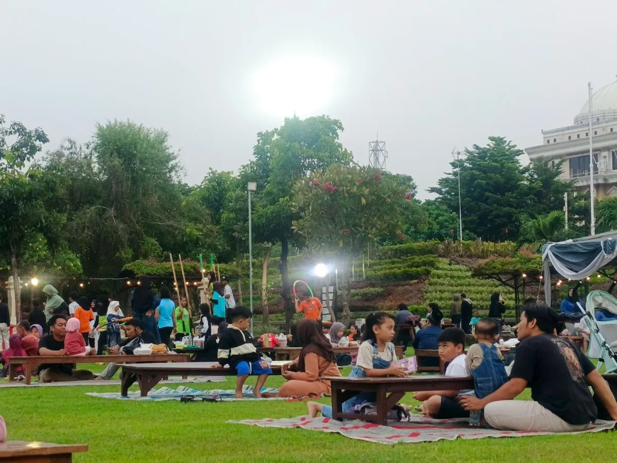 Ngabuburit Kreatif di Tugu Pahlawan: Kuliner, Hiburan, dan Sejarah
