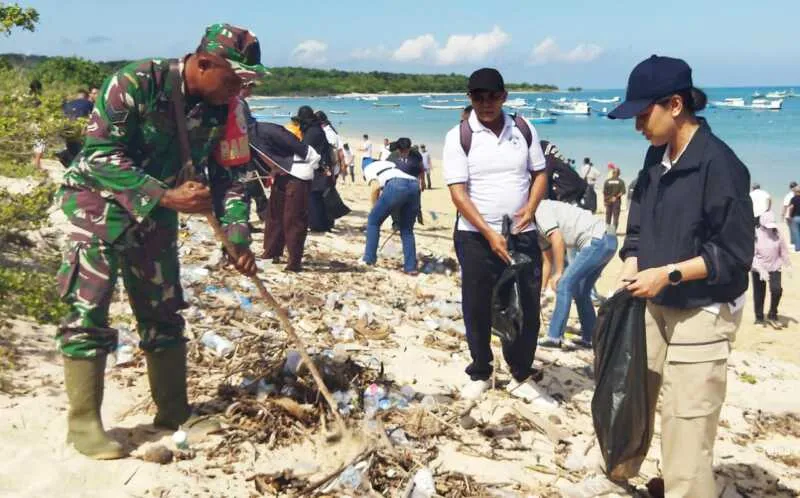 Aksi Sosial Paskah: Babinsa Bersihkan Pantai di Kupang