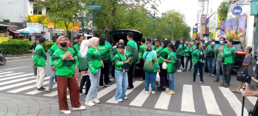 Grab Bike Jogja Bagikan 300 Paket Takjil di Tugu Yogyakarta
