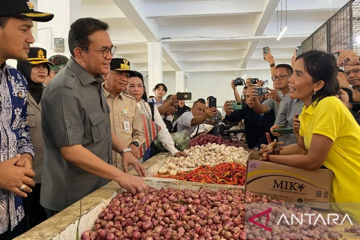 Menteri Perdagangan Tinjau Ketersediaan Bahan Pokok di Pasar Gambir Tebing Tinggi
