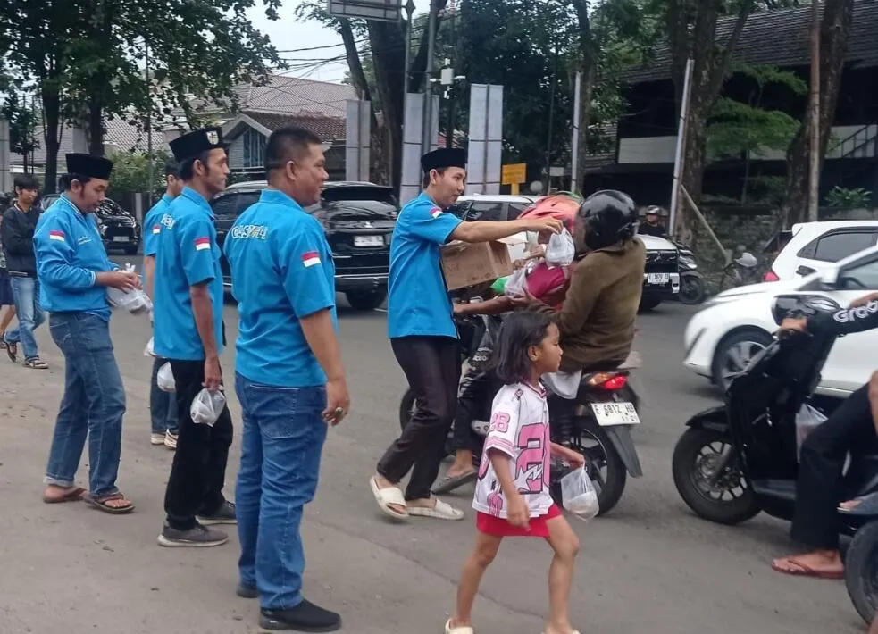 DPD KNPI Cirebon Gelar Aksi Berbagi Takjil di Bulan Ramadan