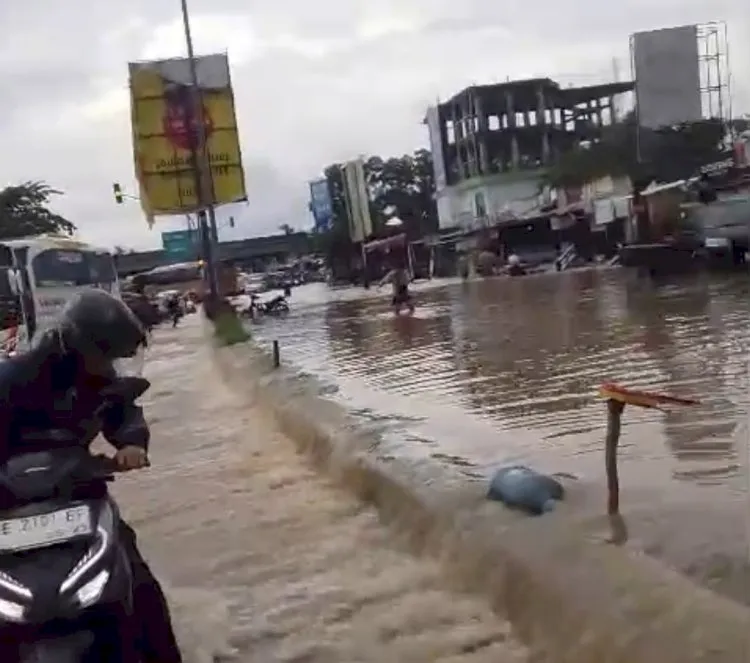 Banjir Rendam Gerbang Tol Kota Baru, Arus Lalu Lintas Macet