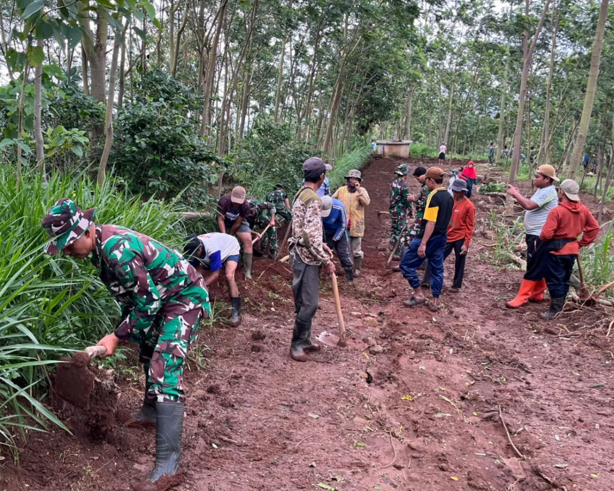 Satgas TMMD Perbaiki Saluran Air untuk Warga Pegunungan Situbondo