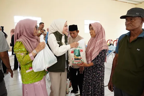 Batin Wulan Mirza Salurkan Bantuan Sosial untuk Warga Metro Jelang Ramadan