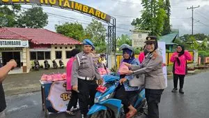 Polsek Hutaimbaru Bagikan Takjil Sebagai Bentuk Kepedulian di Bulan Ramadhan