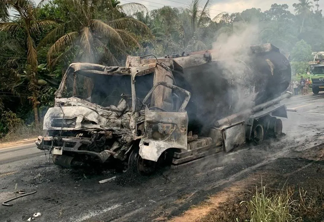 Polsek Bayung Lencir Selidiki Kecelakaan Truk Tangki Terbakar di Jalintim