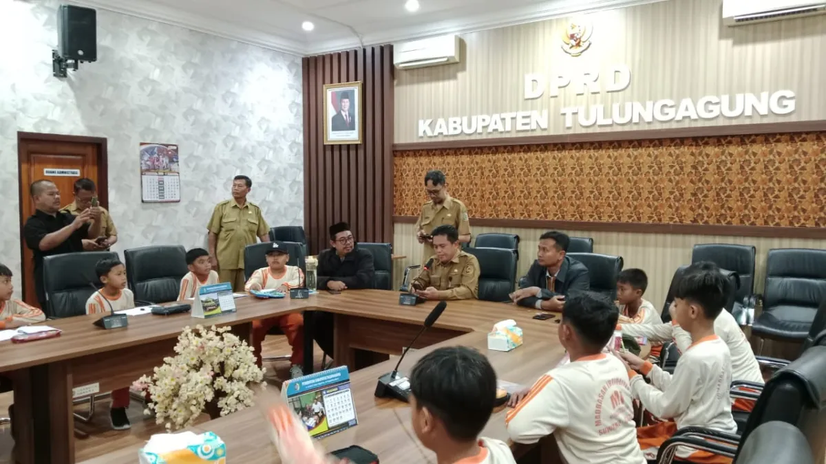 Siswa MI Muhammadiyah Plus Suwaru Belajar Legislasi di DPRD Tulungagung