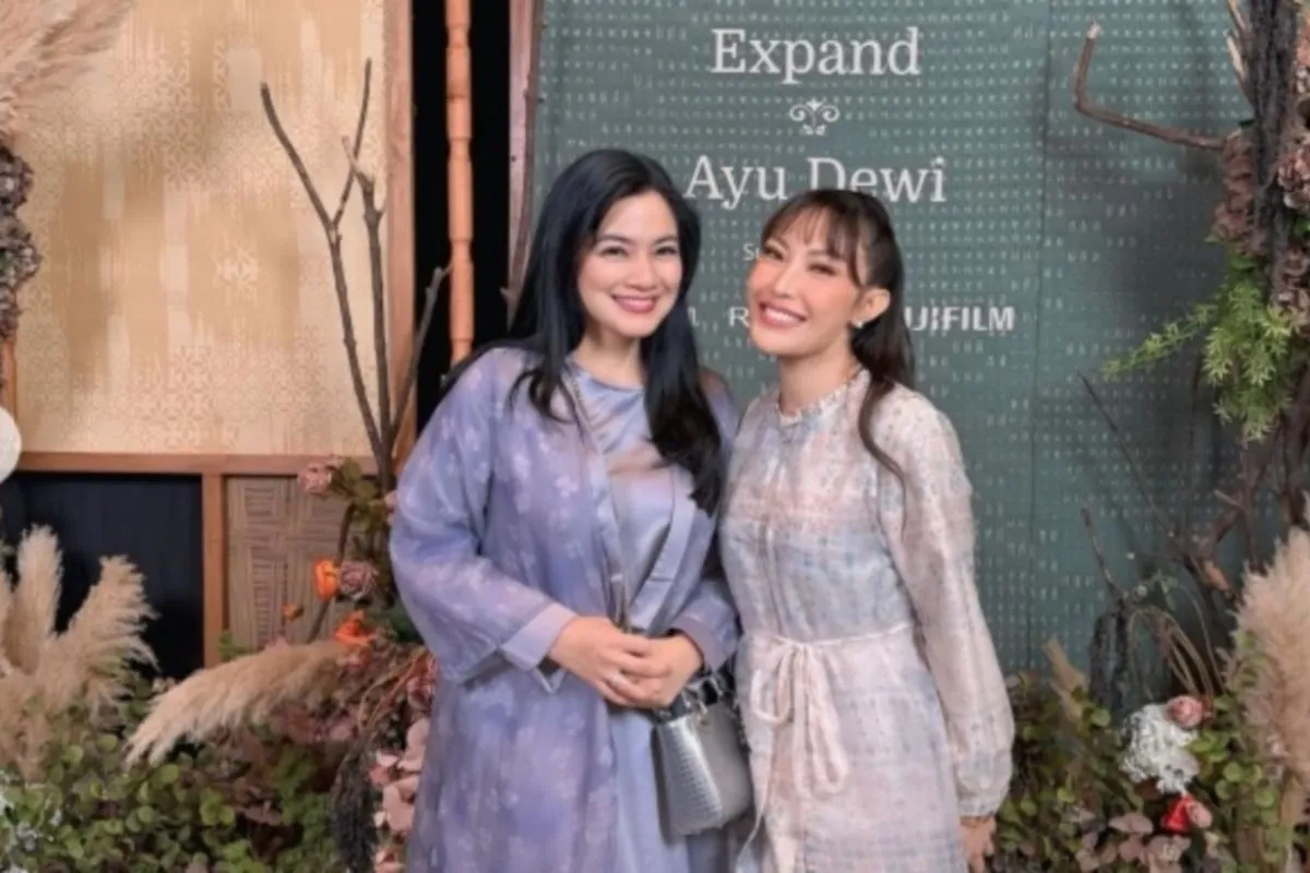 Selebritas Dukung Peluncuran Koleksi Baju Lebaran Ayu Dewi