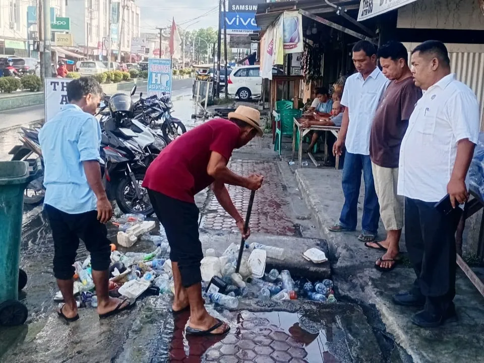 Saluran Tersumbat Sampah Picu Banjir, DLH Madina Bergerak Cepat