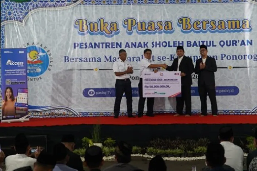 KAI Daop 7 Madiun Salurkan Bansos Rp50 Juta untuk Guru Ngaji di Pondok Gontor