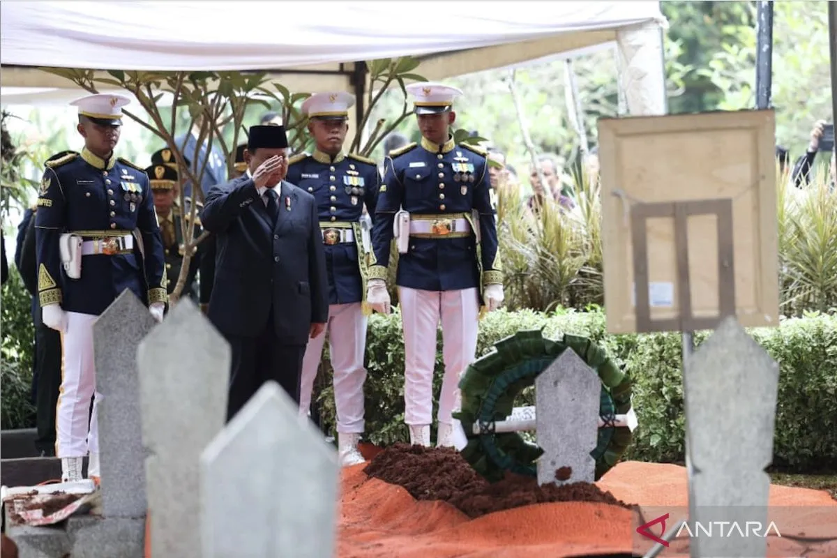 Bendera Setengah Tiang Selama Tiga Hari untuk Menghormati Try Sutrisno