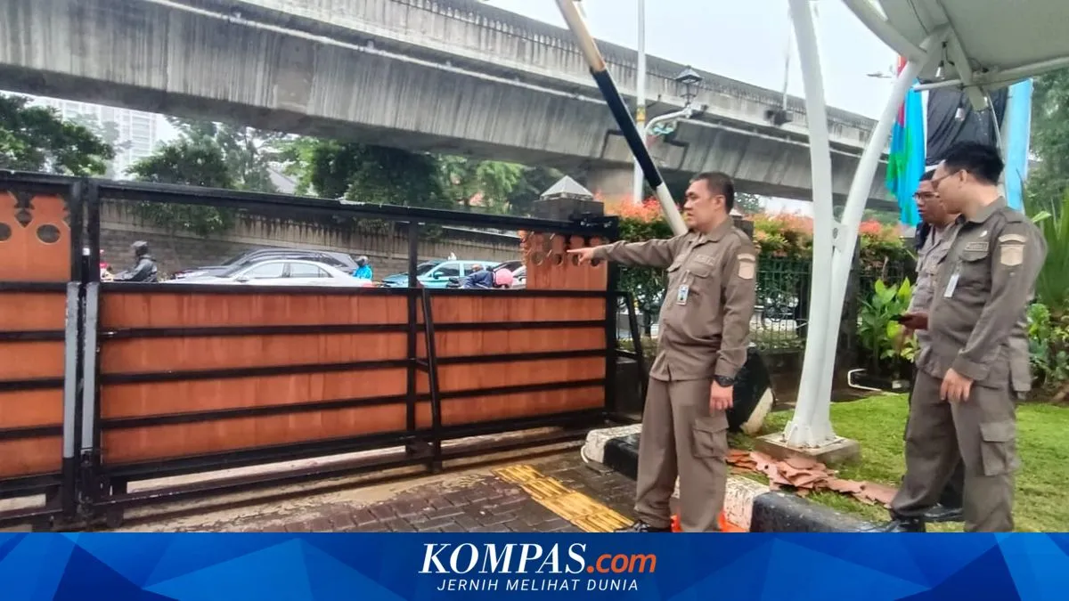 Gerbang Kantor Wali Kota Jakarta Selatan Dirusak dalam Aksi Demo Mahasiswa