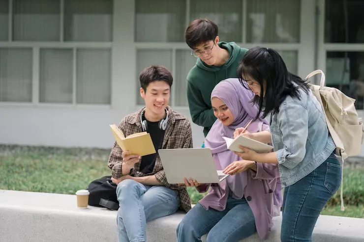 Orang Tua Ubah Pandangan: Pendidikan Tinggi Tak Lagi Jadi Satu-Satunya Patokan Karier
