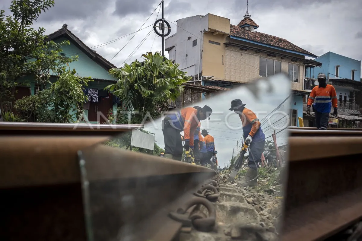 Perawatan Rel Kereta Api di Cimahi Jelang Angkutan Lebaran 2026