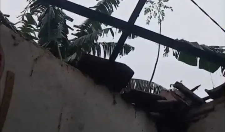 Atap Rumah Ambruk, Korban di Probolinggo Belum Terima Bantuan