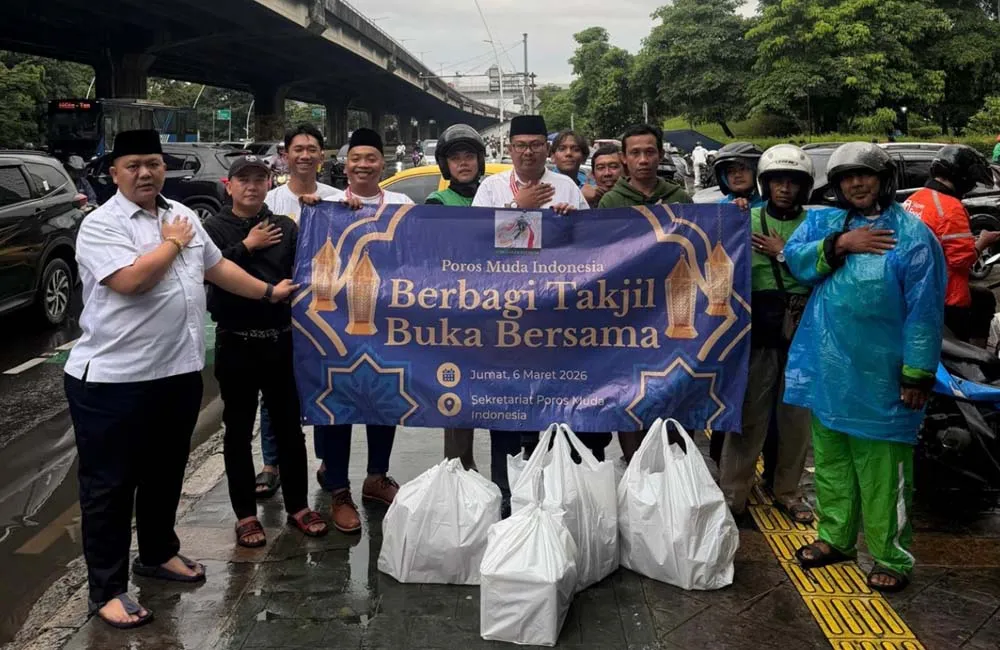 Poros Muda Indonesia Bagikan Ratusan Takjil di Jakarta Timur