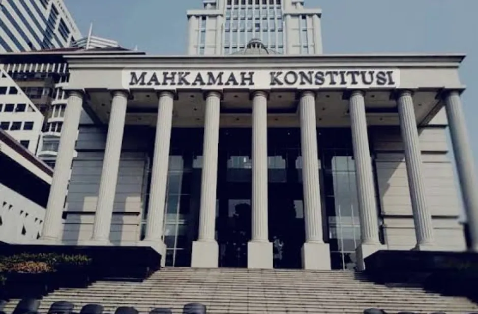MK Menolak Permohonan Uji Materi Larangan Merokok Saat Berkendara