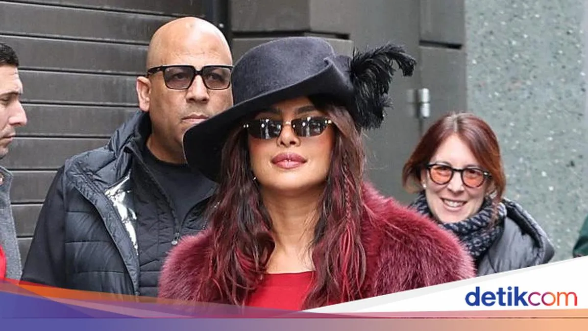 Priyanka Chopra Tampil Nyentrik dengan Mantel Bulu dalam Promosi 'The Bluff'