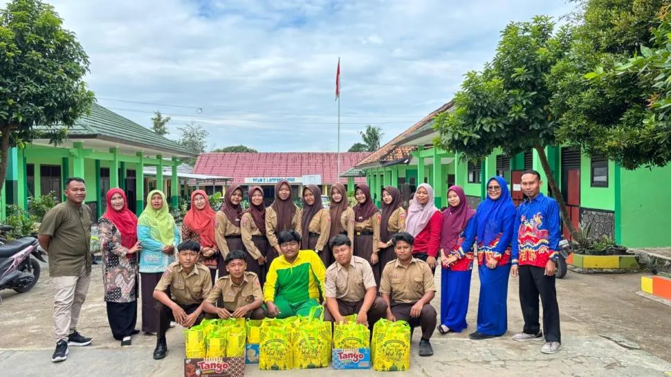 Siswa MTs Negeri 2 Lampung Timur Gelar Bakti Sosial untuk Masyarakat