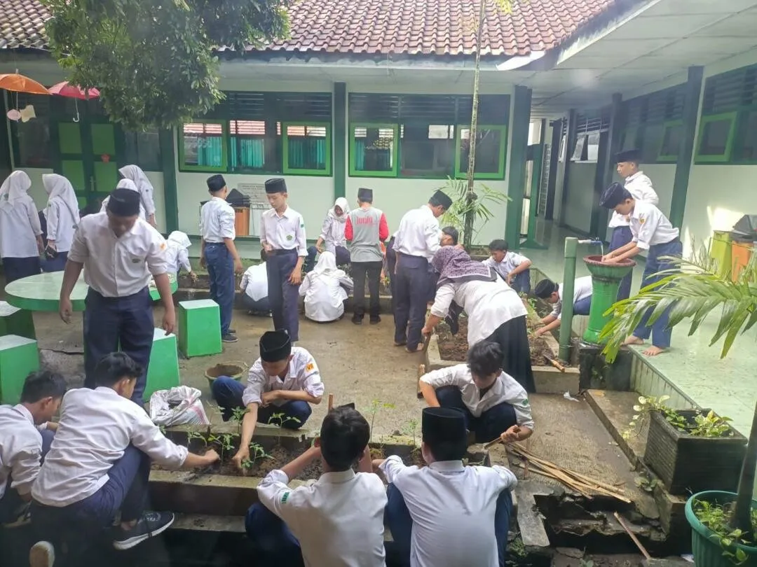 Siswa Matsanaba Perkuat Tanggung Jawab Lewat Perawatan Tanaman