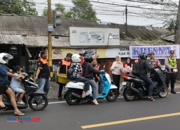 Relawan Kresna 384 Wagir Bagikan Takjil Gratis di Jalan Raya Kebonagung