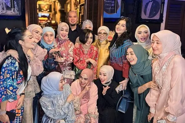 Artis Rayakan Bukber di Restoran Ahmad Dhani Sambil Berbagi dengan Anak Yatim