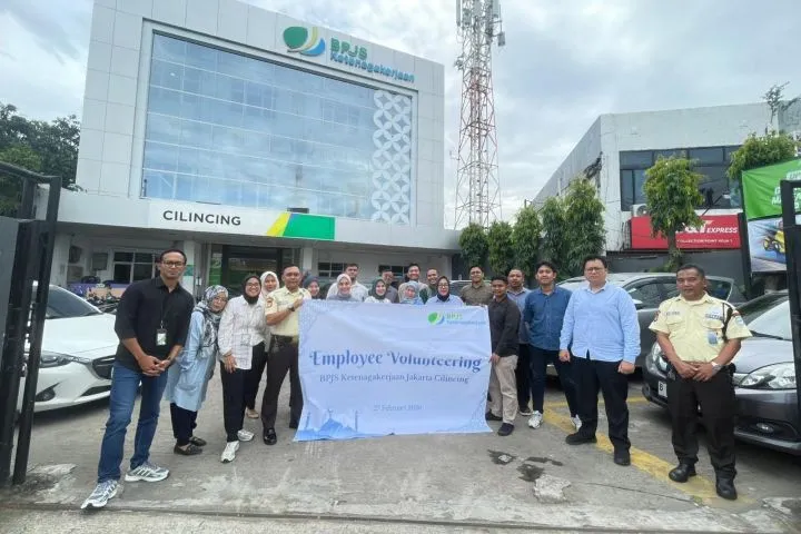 Karyawan BPJS Ketenagakerjaan Cilincing Bagikan Takjil untuk Warga