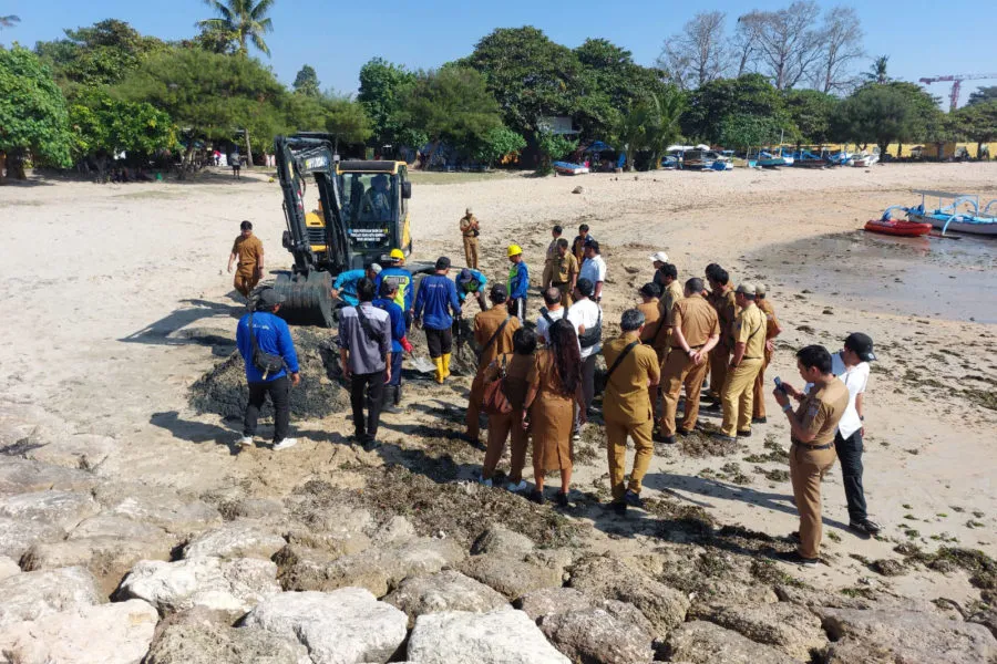 Investigasi Limbah di Pantai Segara Sanur, PUPR Denpasar Turunkan Alat Berat