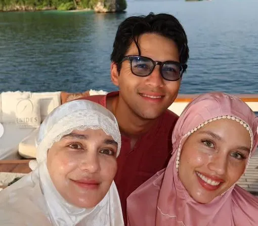 Luna Maya dan Selebritas Lain Salat Idulfitri di Atas Kapal di Raja Ampat
