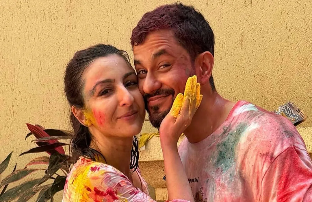 Momen Romantis Artis India Rayakan Holi Bersama Pasangan