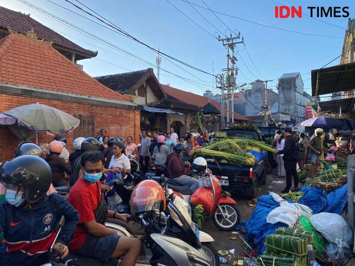 Kesibukan Jalan Gunung Kawi Denpasar Menjelang Perayaan Galungan
