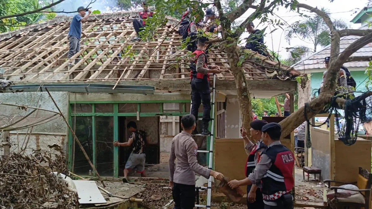 Polres Ciamis Bedah Rumah Tak Layak Huni untuk Warga Winduraja