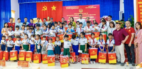 Akademi Ilmu Politik Nasional Ho Chi Minh Salurkan 50 Hadiah untuk Siswa dan Buruh