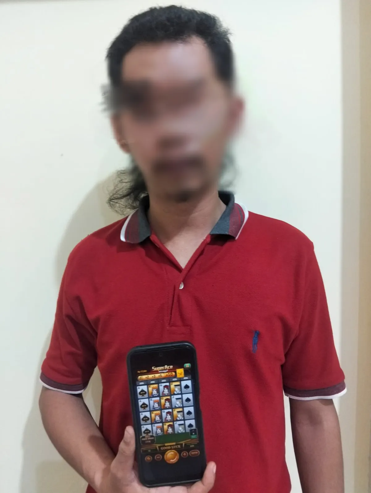 Pria Sidokumpul Ditangkap Saat Judi Online di Warung Kopi