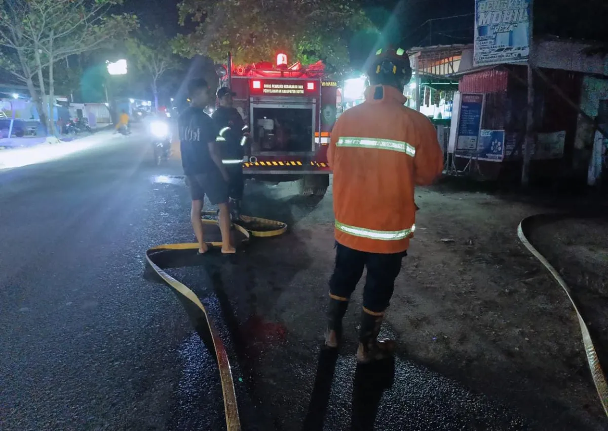 Kebakaran Kabel Listrik Gelapkan Jalan Kapten Mulyono Sampit
